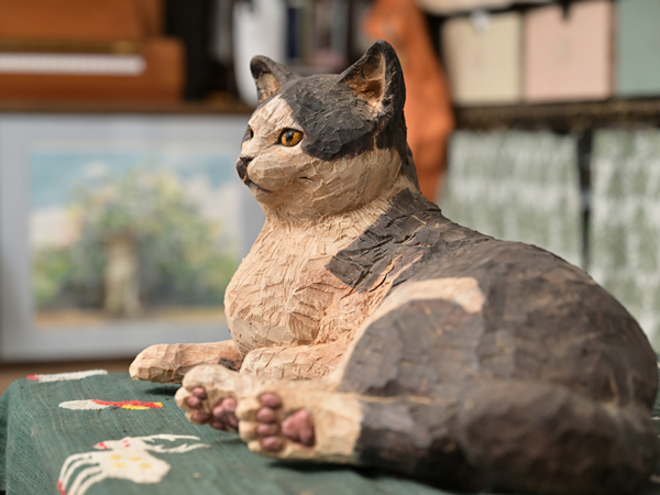 写真：猫の肖像彫刻